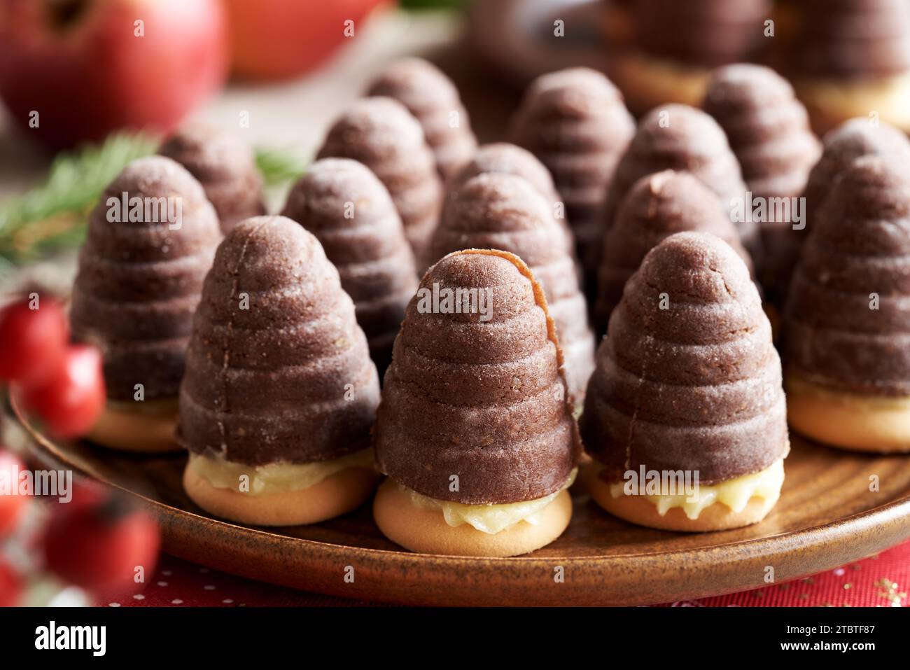 Nidi di alveari o vespe - biscotti di Natale cechi su un piatto, primo piano Foto Stock