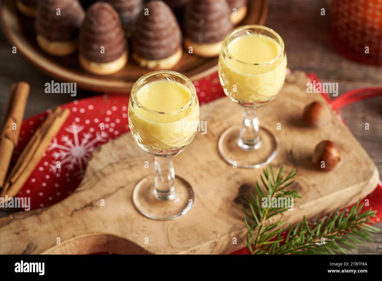 Eggnog in tazze di vetro con nidi di vespa - biscotti di Natale tradizionali Foto Stock