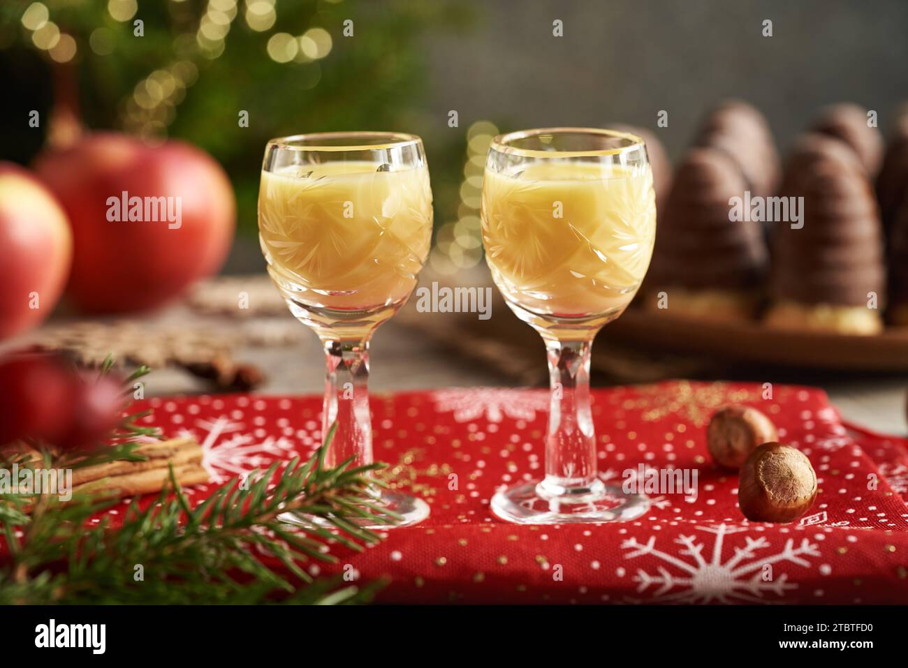 Due bicchieri di eggnog con nidi di vespa o alveari - biscotti di Natale cechi sullo sfondo Foto Stock