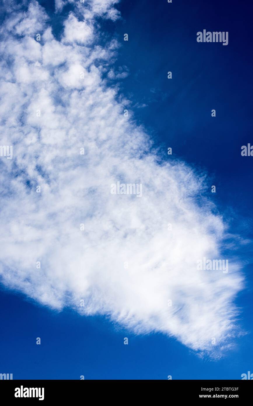 Nuvole astratte nel cielo blu, sfondo con spazio di testo Foto Stock