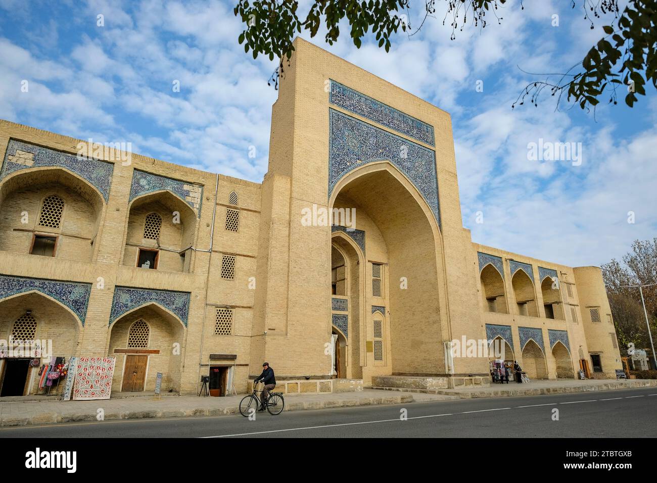 Bukhara, Uzbekistan - 8 dicembre 2023: Vista della Madrasa Kukeldash nel centro di Bukhara in Uzbekistan. Foto Stock