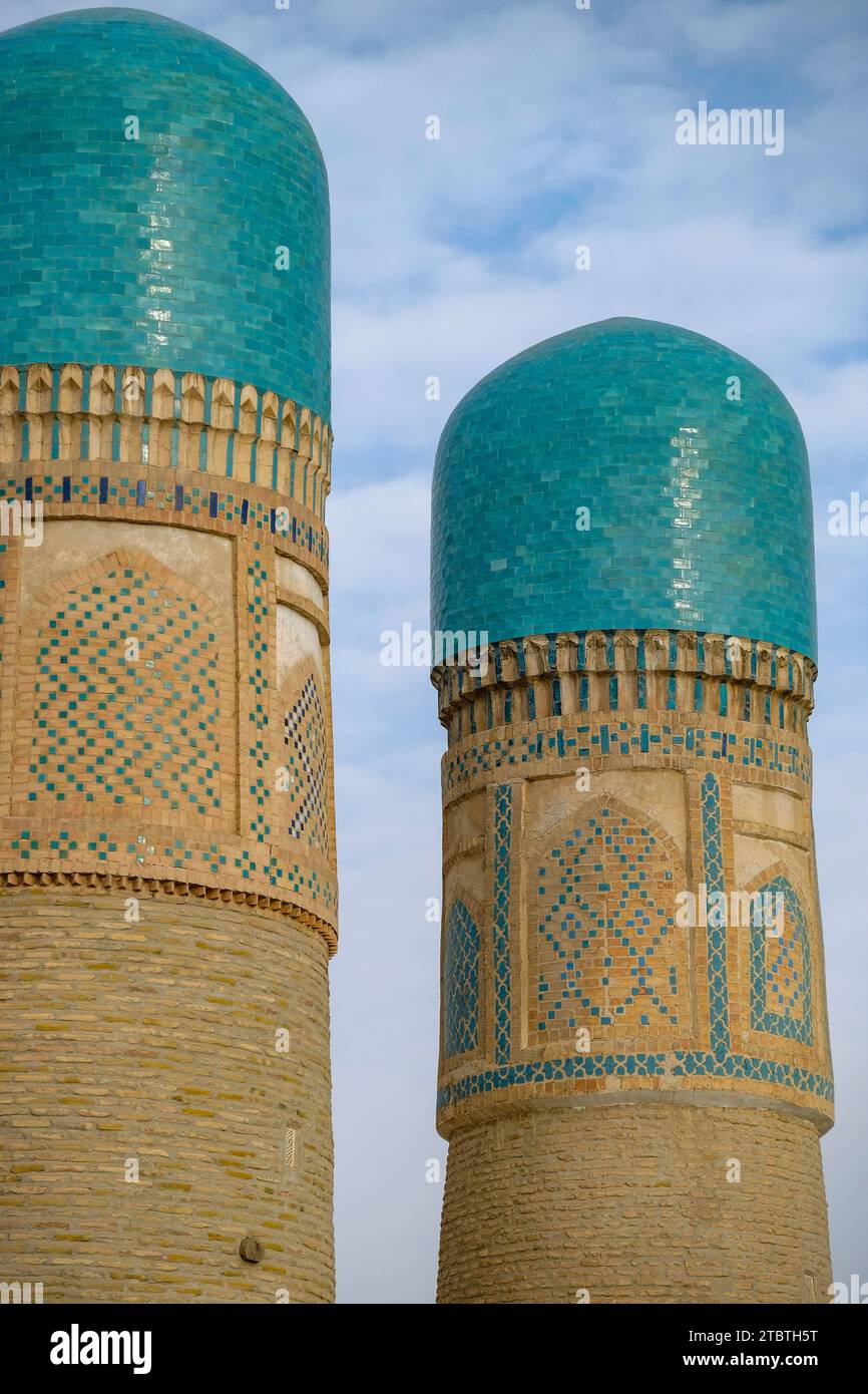 Minareti del Chor minore, il monumento era il cancello d'ingresso di un'antica madrasa a Bukhara, Uzbekistan. Foto Stock