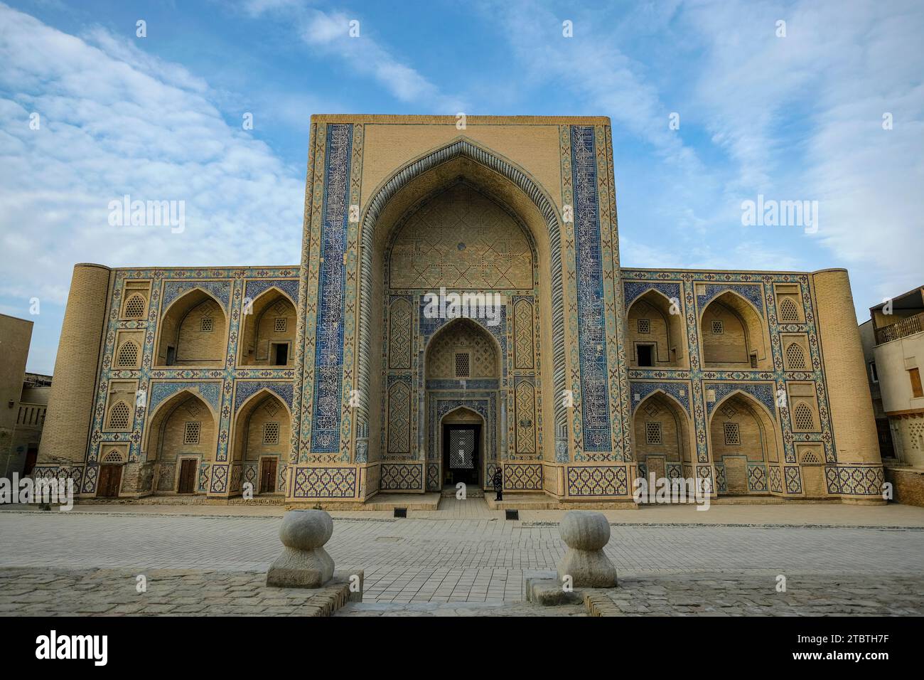 Bukhara, Uzbekistan - 8 dicembre 2023: Vista della Madrasa Ulugbek nel centro di Bukhara in Uzbekistan. Foto Stock