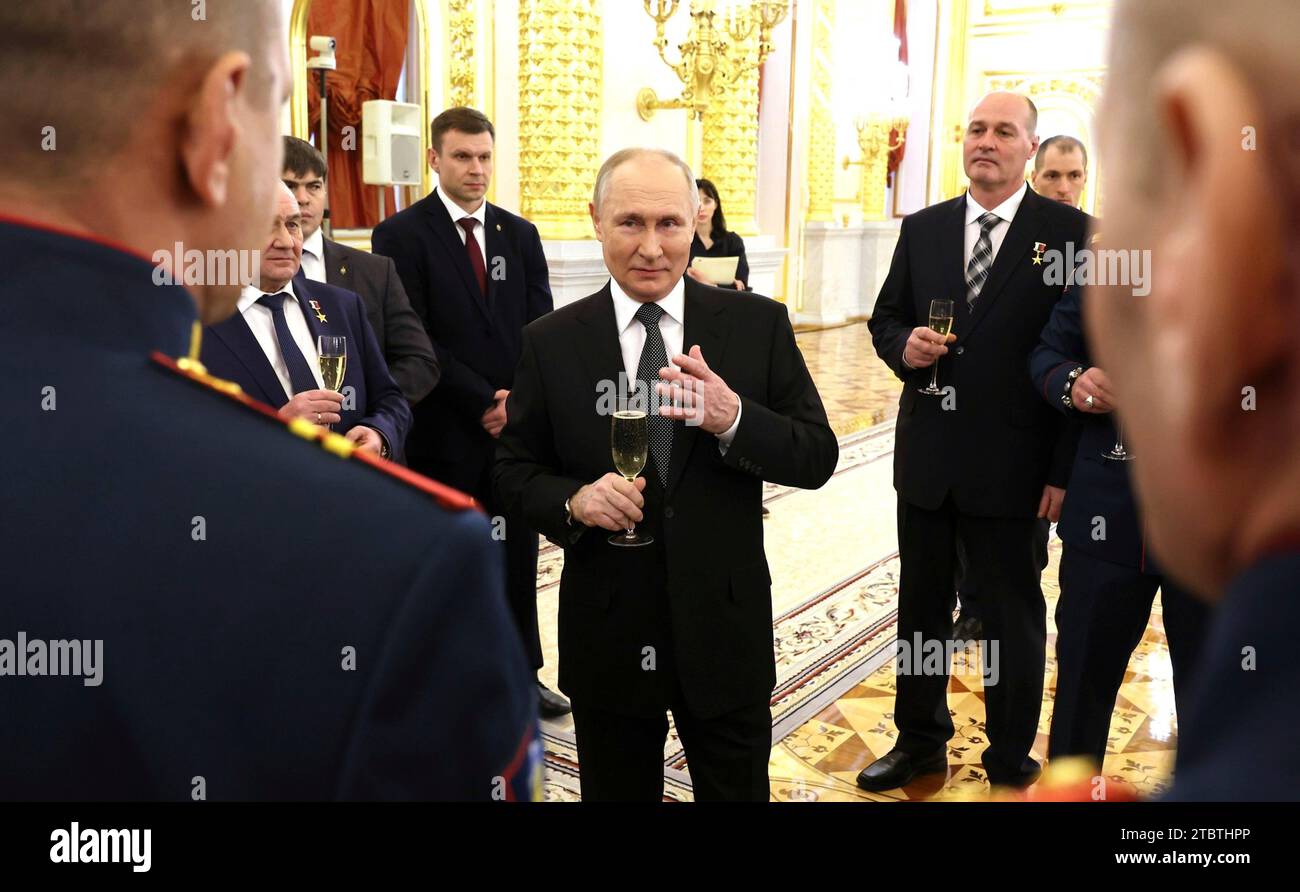 Mosca, Russia. 8 dicembre 2023. Il presidente russo Vladimir Putin, centro, parla con gli eroi della Stella d'Oro durante un ricevimento alla vigilia della Festa degli Eroi della Patria a St. Sala Giorgio del grande Palazzo del Cremlino, 8 dicembre 2023 a Mosca, Russia. Crediti: Mikhail Klimentyev/Cremlino Pool/Alamy Live News Foto Stock