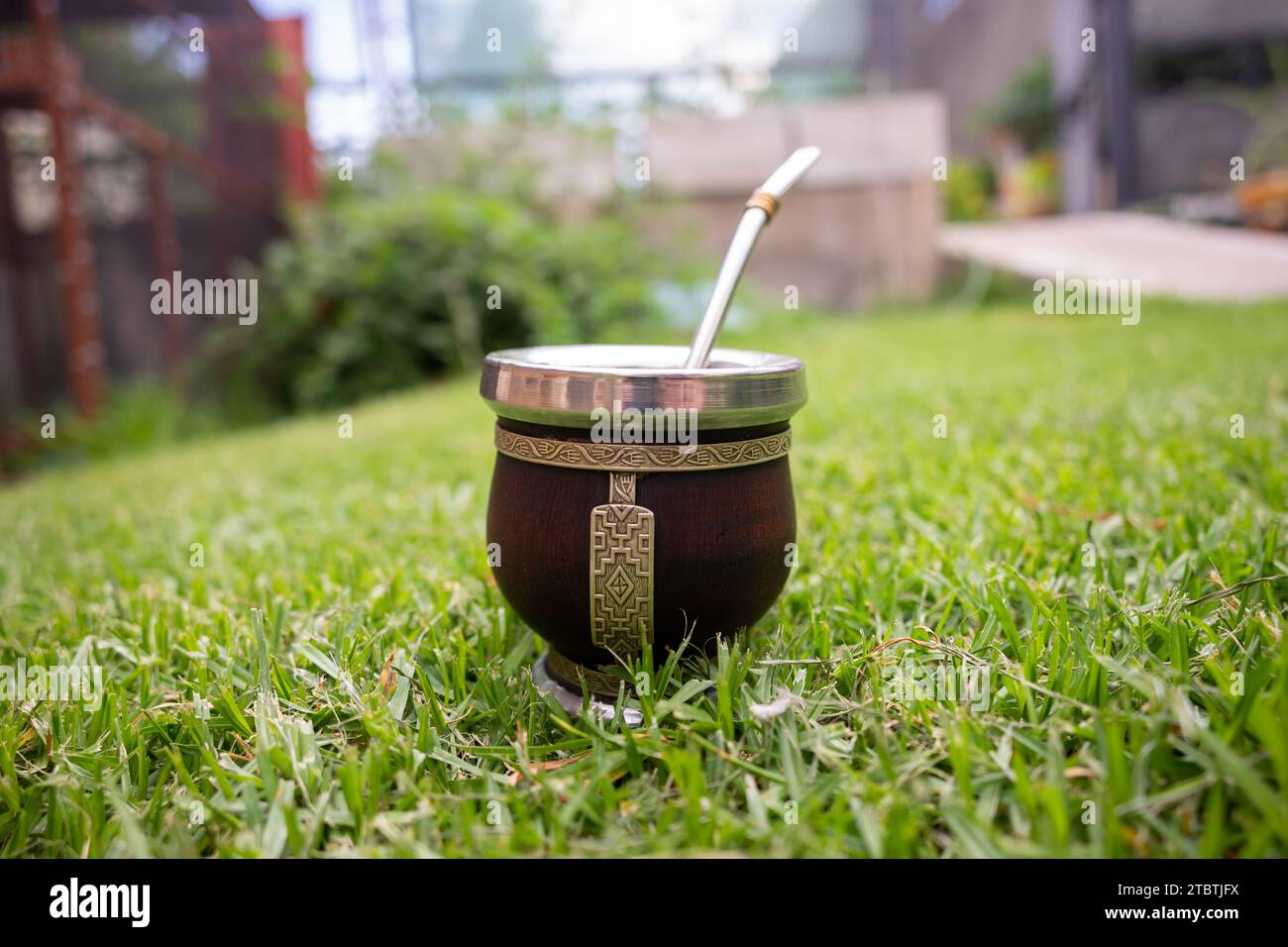 accoppiamento riempito con yerba mate, accanto a un thermos rosso Foto Stock