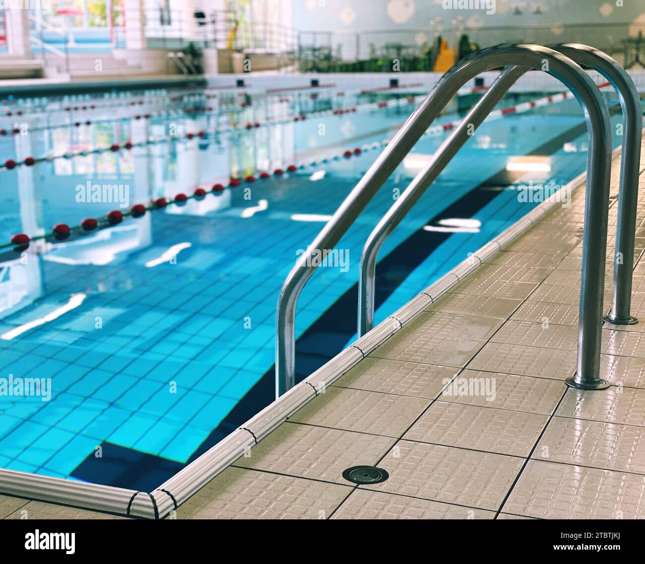 scala in una piscina coperta Foto Stock