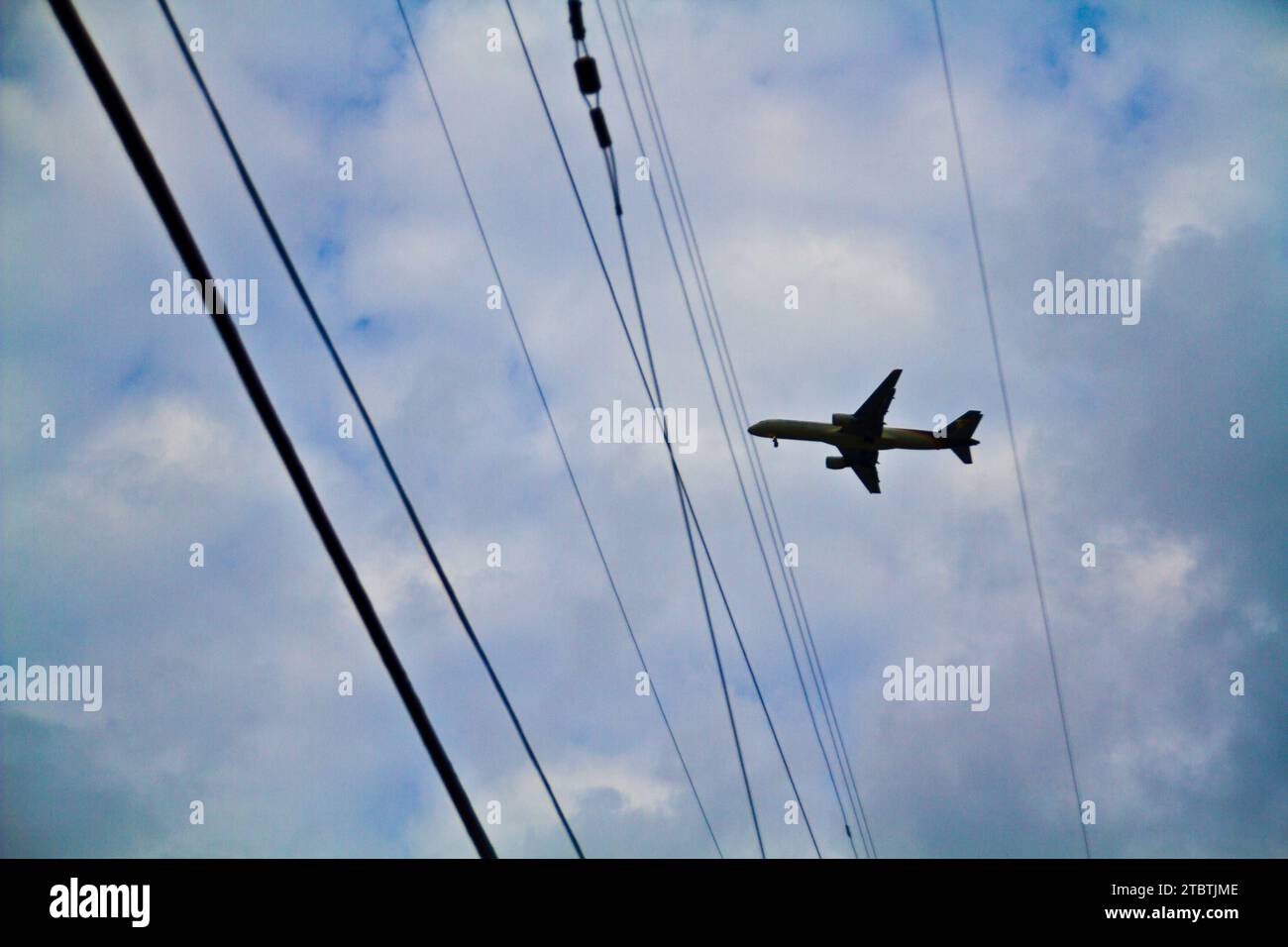 Aereo che attraversa l'aereo con Power Lines in Kentucky Sky Foto Stock