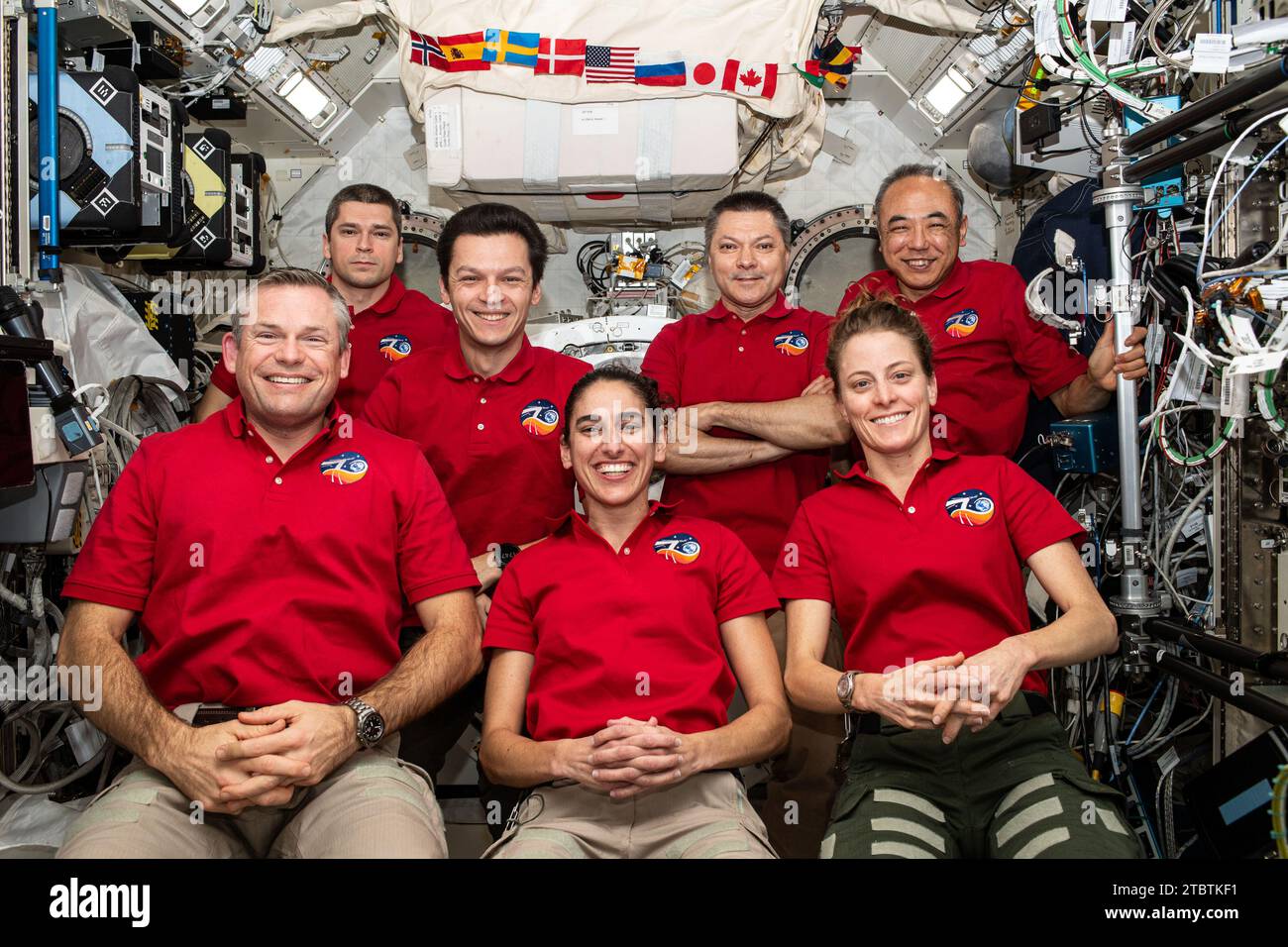 Stazione spaziale Internazionale, orbita terrestre. 4 agosto 2015. L'equipaggio di sette membri della Expedition 70 posa per un ritratto all'interno del modulo del laboratorio Kibo a bordo della stazione spaziale Internazionale, il 6 dicembre 2023 nell'orbita terrestre. In prima fila da sinistra: Il comandante Andreas Mogensen dell'ESA, gli ingegneri di volo della NASA Jasmin Moghbeli e Loral o'Hara. La seconda fila è composta dai tecnici di volo Roscosmos Nikolai Chub, Konstantin Borisov e Oleg Kononenko e dall'ingegnere di volo JAXA Satoshi Furukawa. Crediti: NASA/NASA/Alamy Live News Foto Stock