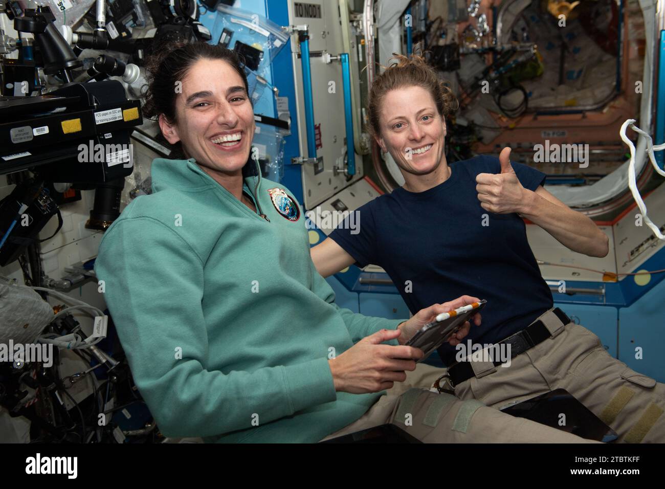 Stazione spaziale Internazionale, orbita terrestre. 11 novembre 2023. Gli astronauti della NASA e gli ingegneri di volo della Expedition 70 Loral o'Hara, Right, e Jasmin Moghbeli sorridono dopo il successo dell'attracco della navicella cargo SpaceX Dragon alla stazione spaziale Internazionale dal modulo laboratorio Destiny, l'11 novembre 2023 nell'orbita terrestre. Crediti: NASA Astronaut/NASA/Alamy Live News Foto Stock