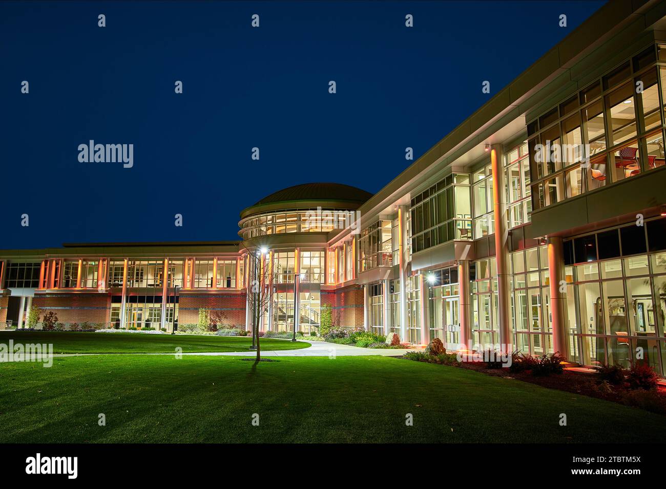 Moderno edificio educativo illuminato di notte a Fort Wayne, Indiana Foto Stock