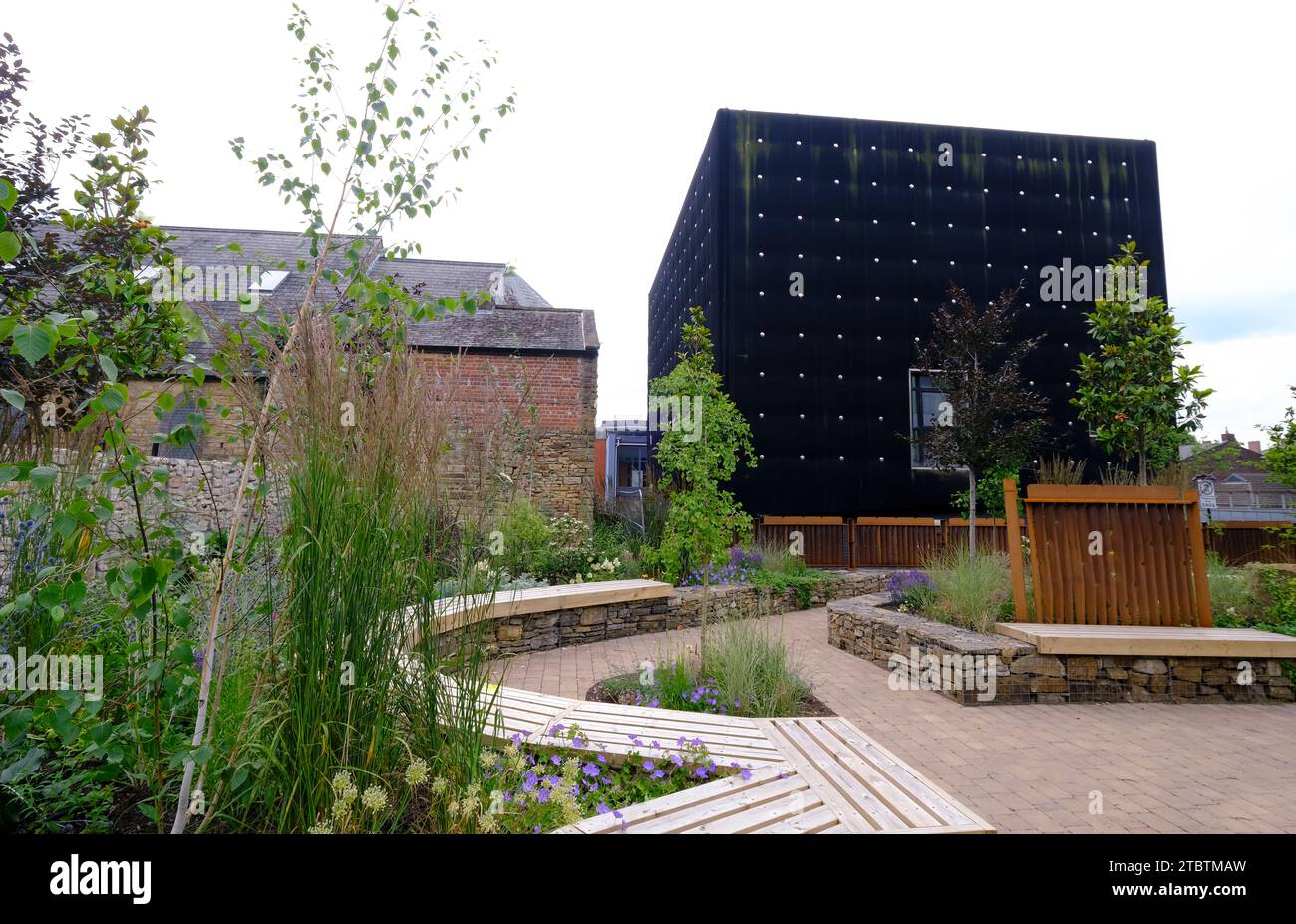 Giardini ornamentali che conducono al Soundhouse, un edificio futuristico appartenente al dipartimento di musica della Sheffield University Foto Stock