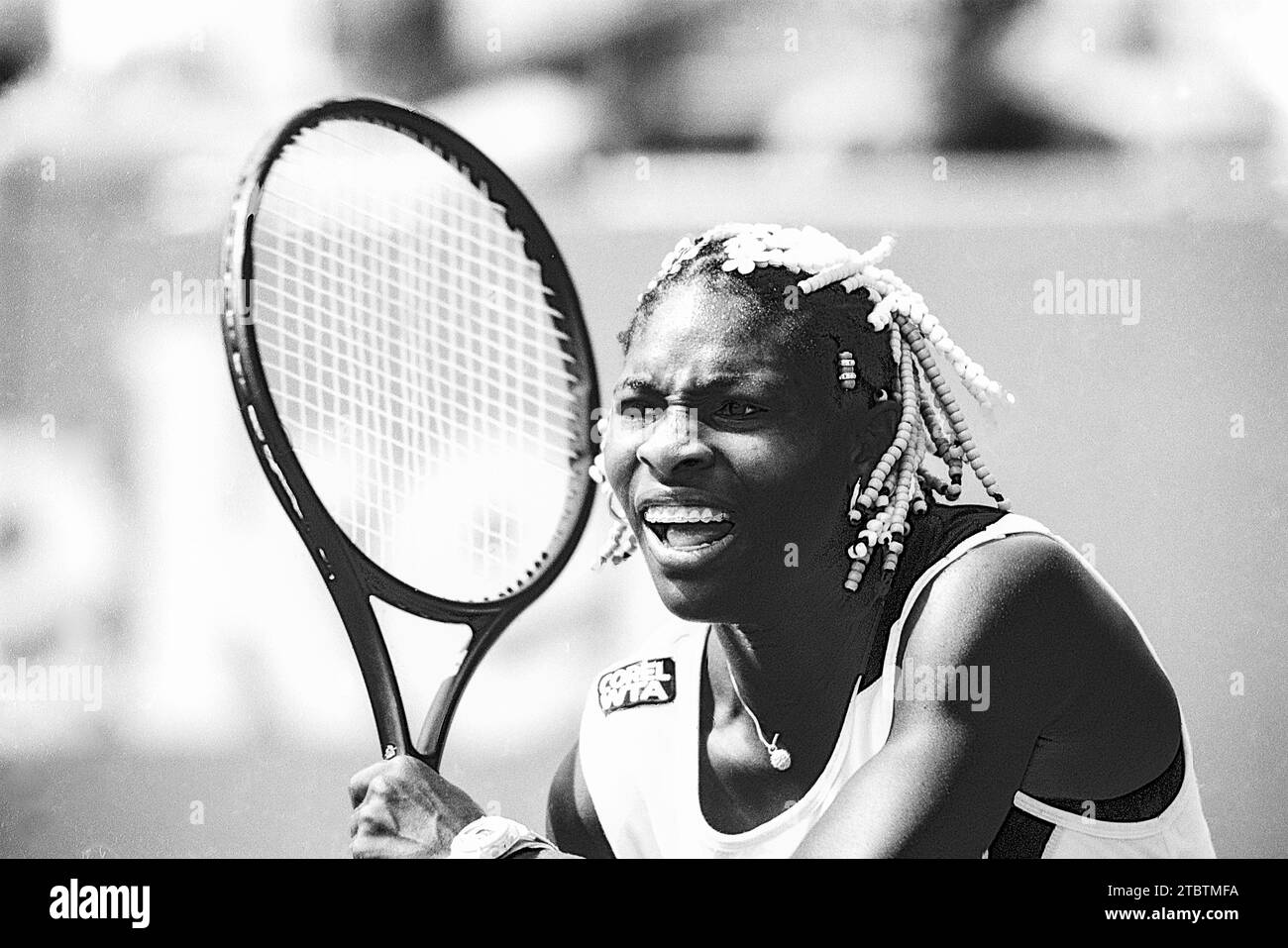 Serena Williams (USA) che si esibisce nelle donne del Singles agli US Open di Tennis del 1998. Foto Stock