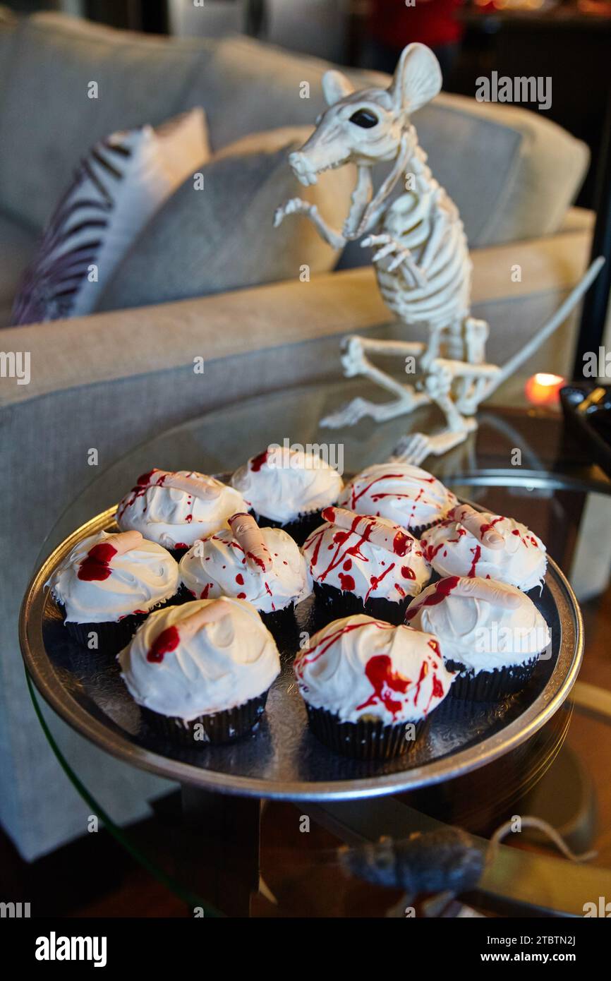 Torte di Halloween con zenzero sanguinato e scheletro roditore in ambientazione da festa Foto Stock