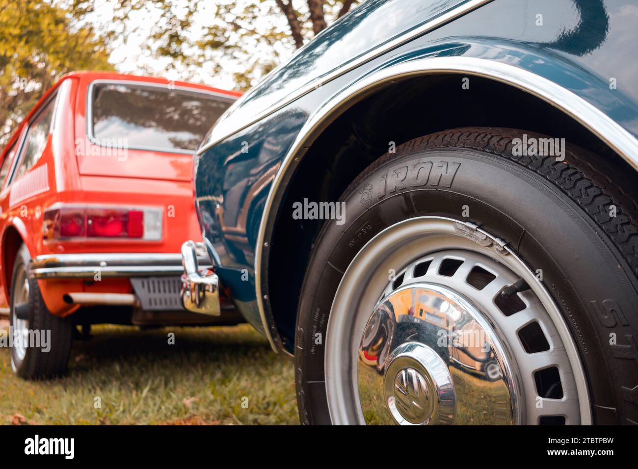 Dettaglio della ruota anteriore di un veicolo Volkswagen TL 1972 in mostra in una fiera di auto d'epoca nella città di Londrina, Brasile. Auto d'epoca annuale me Foto Stock