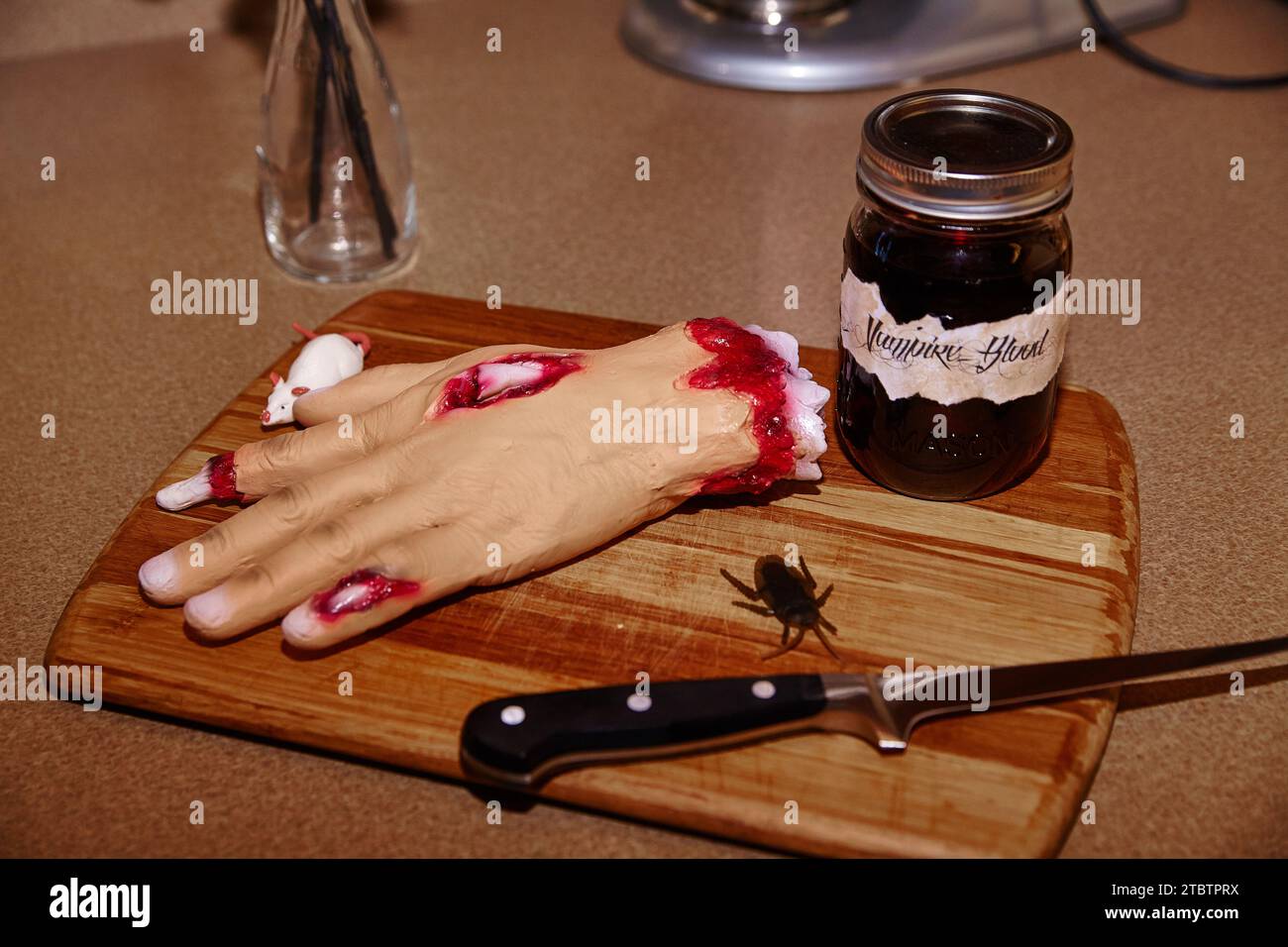 Scenario culinario macabro con tema vampiro nella cucina domestica Foto Stock