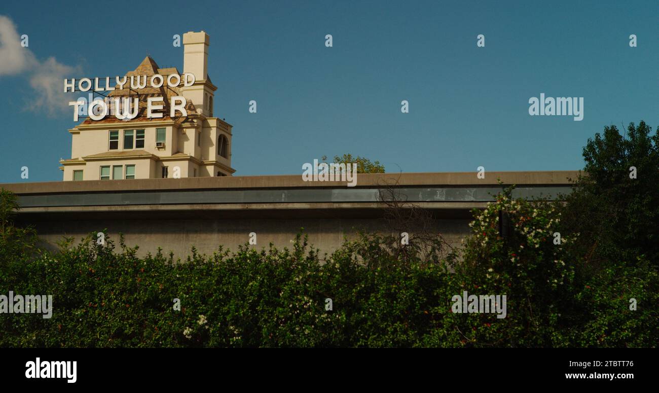 Famoso punto di riferimento di Los Angeles, l'Hollywood Tower, che torreggia sulla "The 101", la Hollywood Freeway. Foto Stock