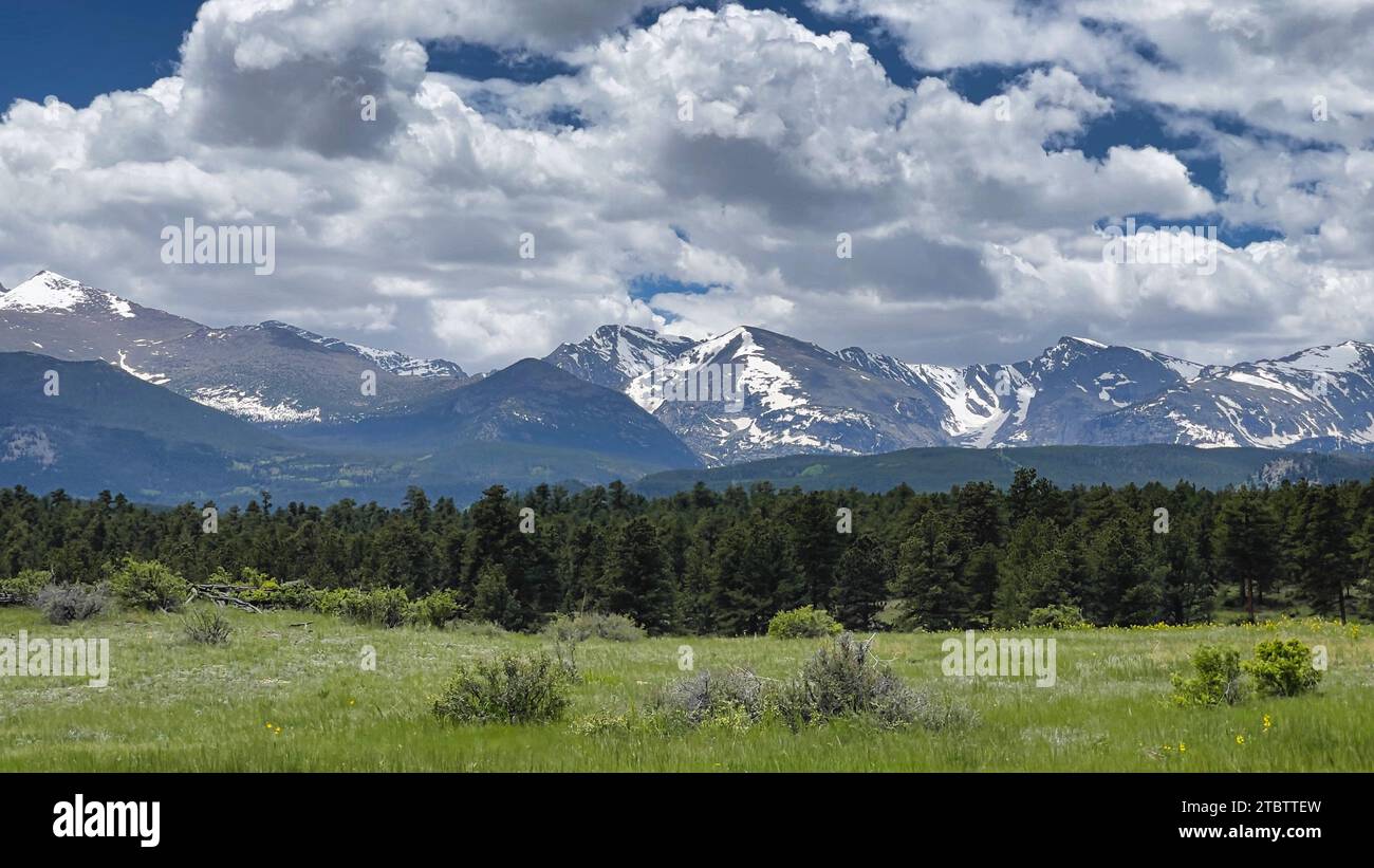 Vista panoramica dello splendido paesaggio delle Montagne Rocciose nel parco Estes in Colorado, Stati Uniti Foto Stock