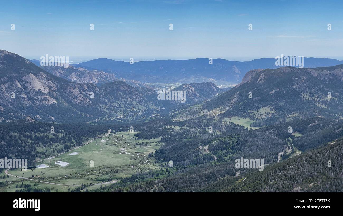 Vista panoramica dello splendido paesaggio delle Montagne Rocciose nel parco Estes in Colorado, Stati Uniti Foto Stock