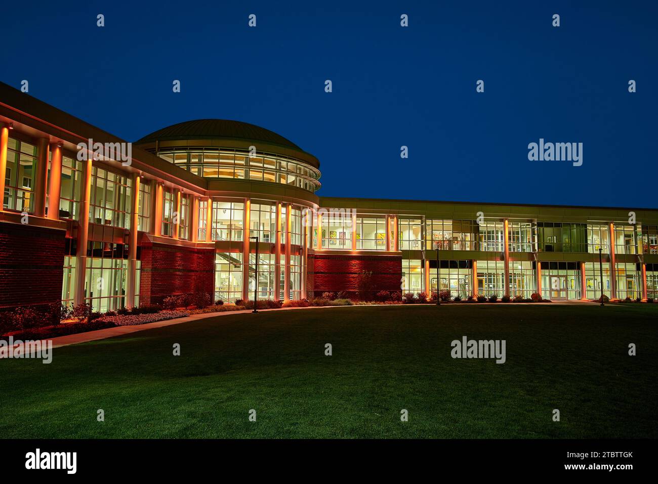 Architettura moderna brillante con sezione centrale a cupola a Blue Hour nel Midwest Foto Stock