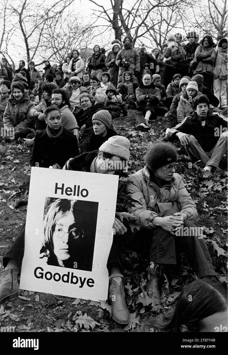 14 dicembre 1980 - New York, NY, Stati Uniti - il cantante JOHN LENNON (1940-1980) ex membro dei Beatles è stato ucciso l'8 dicembre fuori dal suo appartamento, decine di migliaia di persone si sono riunite a Central Park per una veglia. (Immagine di credito: © Keystone Press Agency/ZUMA Press Wire) SOLO USO EDITORIALE! Non per USO commerciale! Foto Stock