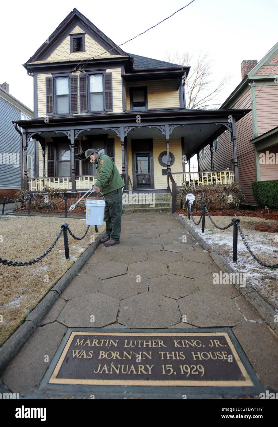 Atlanta, Georgia, USA. 8 dicembre 2023. Mike Prather, un impiegato del National Park Service, ripulisce i terreni della casa di nascita del Rev. Martin Luther King Jr. (Immagine di credito: © Erik Lesser/ZUMApress Foto Stock