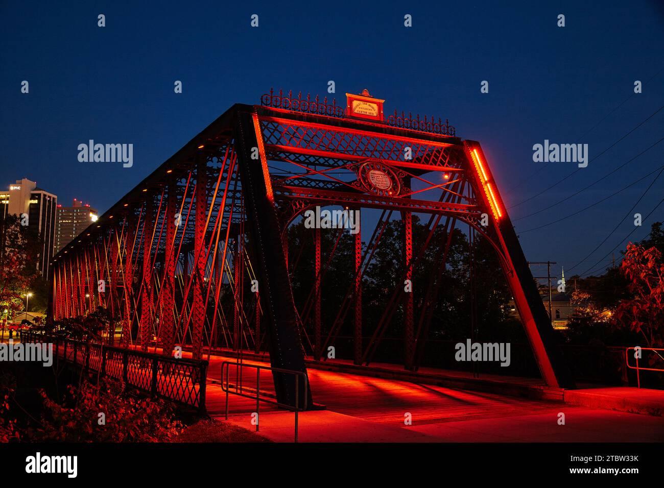 Twilight Glow sul Red LED Wells Street Bridge, Fort Wayne Foto Stock