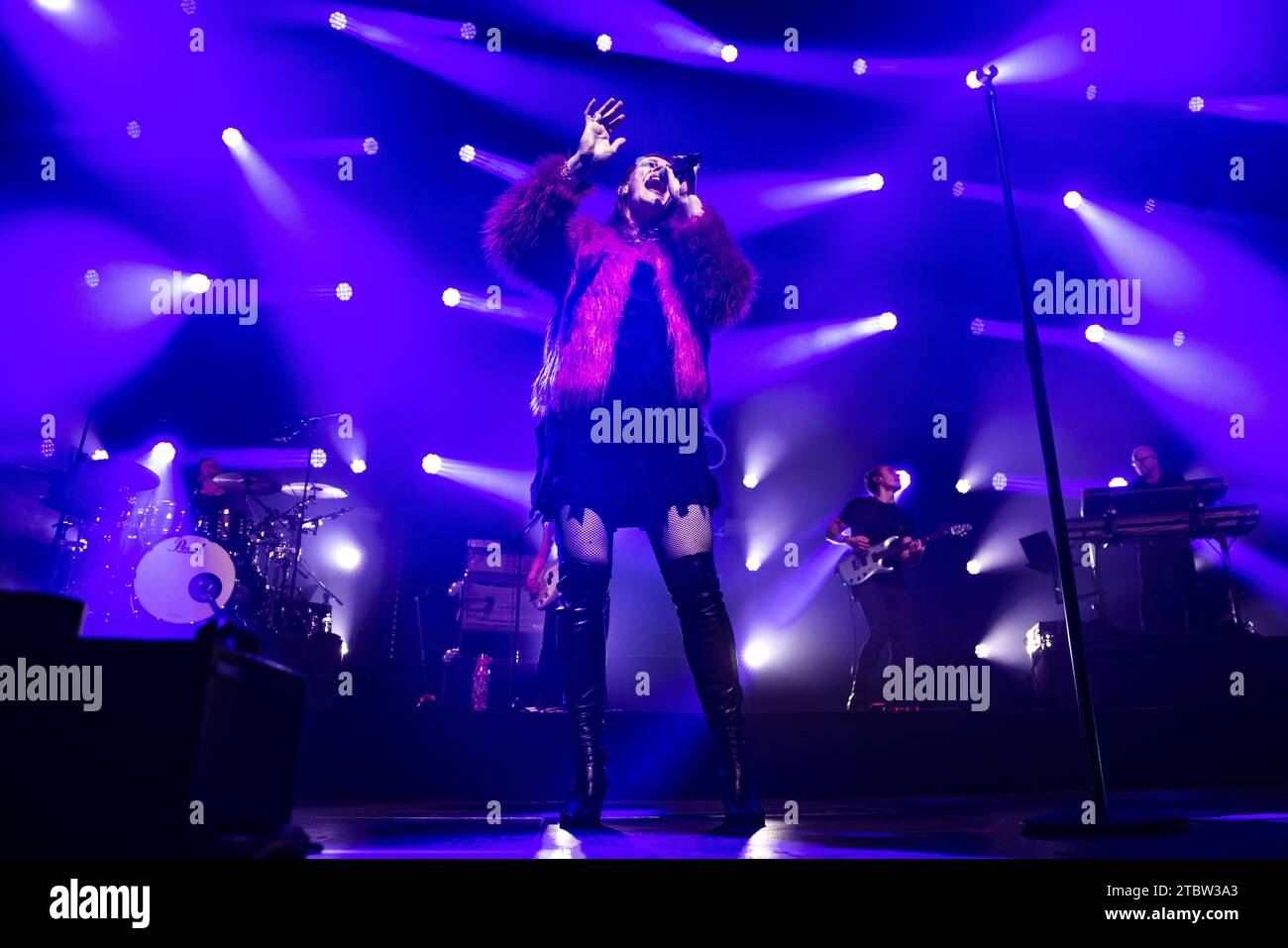 AMSTERDAM - Singer Floor Jansen durante uno spettacolo in AFAS Live. È il suo più grande concerto da solista fino ad oggi. ANP RAMON VAN FLYMEN netherlands Out - belgium Out Credit: ANP/Alamy Live News Foto Stock