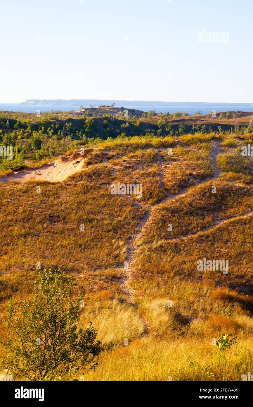 Dune di sabbia piene di sabbia con sentieri per il vento e vista sulla costa Foto Stock