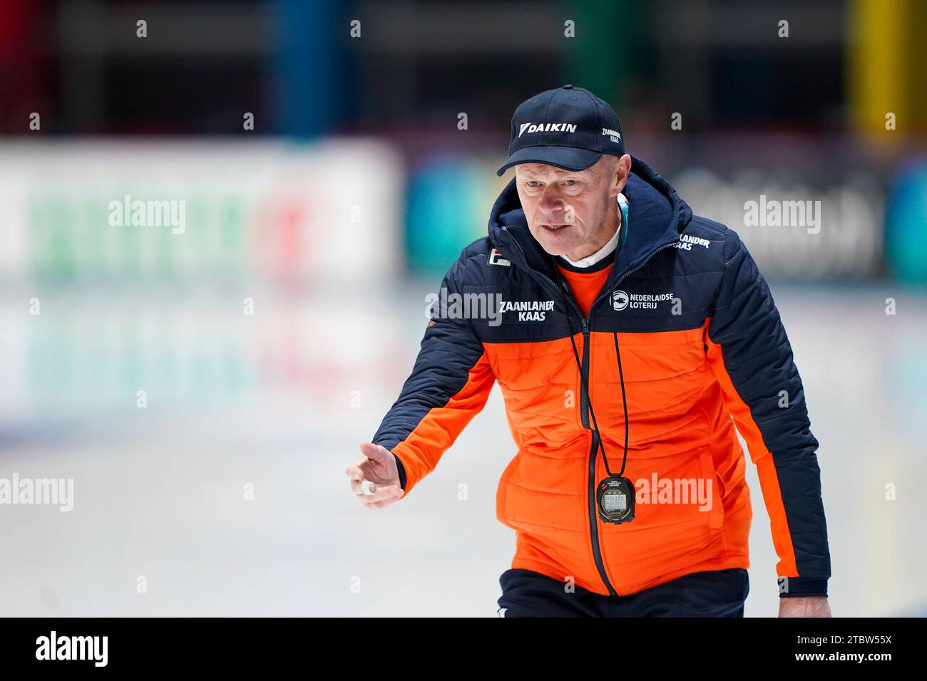 Henk Hospes gareggia sul gruppo femminile A 3000 m durante la ISU Speed Skating World Cup all'Arena Lodowa l'8 dicembre 2023 a Tomaszow Mazowiecki, in Polonia Foto Stock