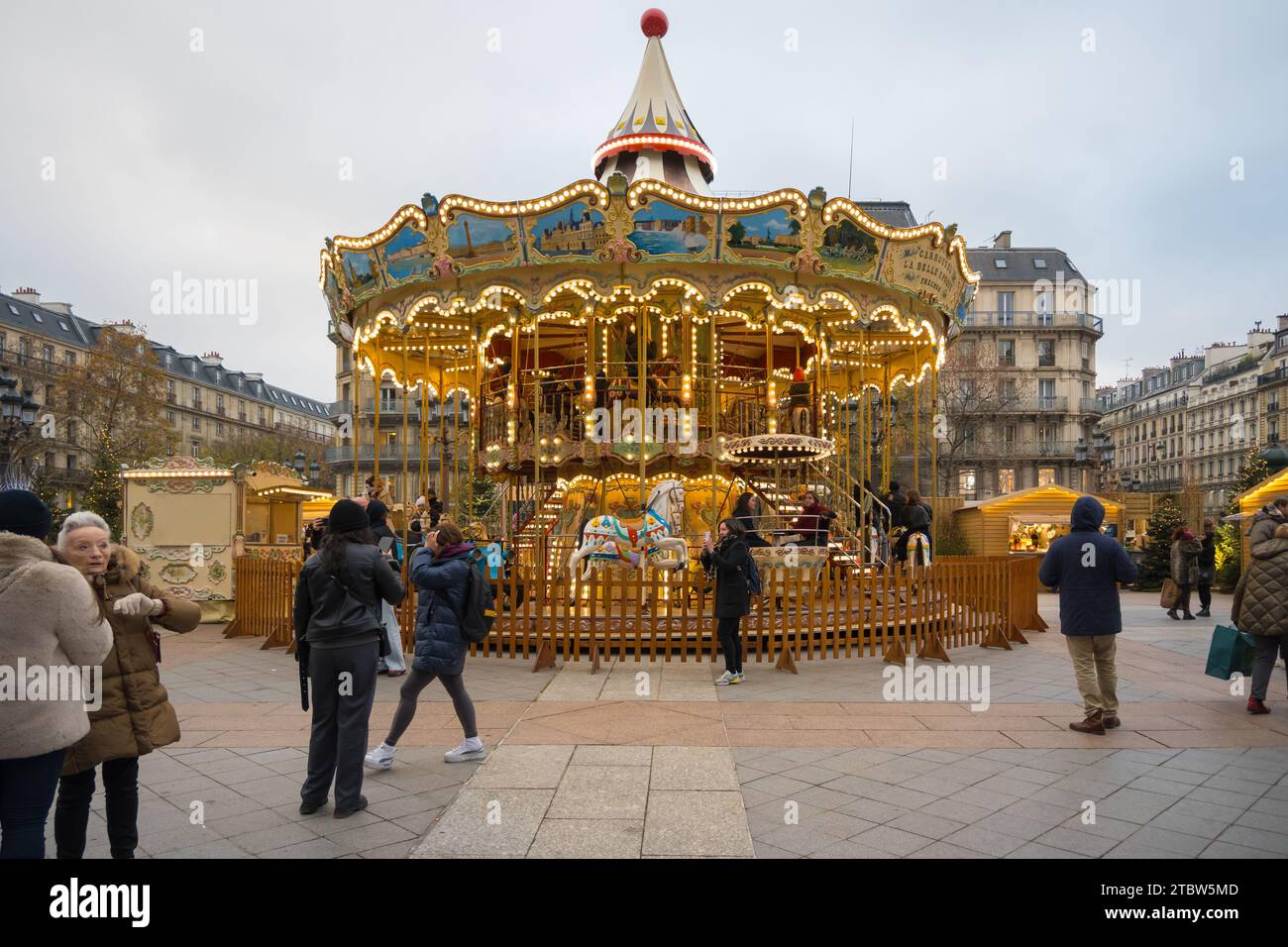 Parigi, Francia, 1 dicembre 2023, giostra a Place de hotel de vlle, solo editoriale. Foto Stock