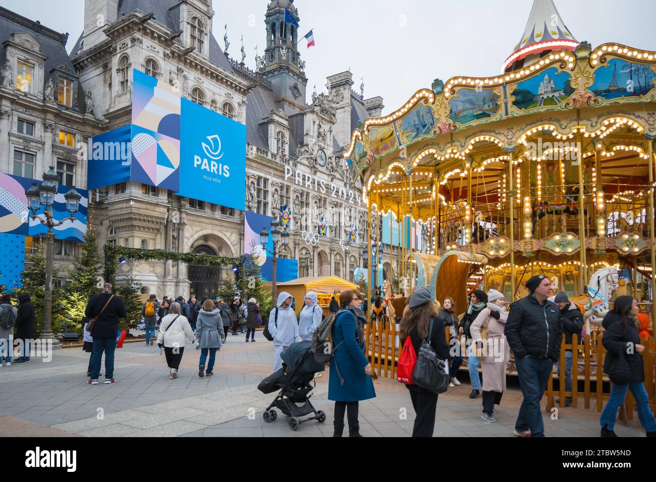 Parigi, Francia, 1 dicembre 2023, Municipio con allegri giri in Place de Hotel de Ville a Parigi, solo editoriale. Foto Stock