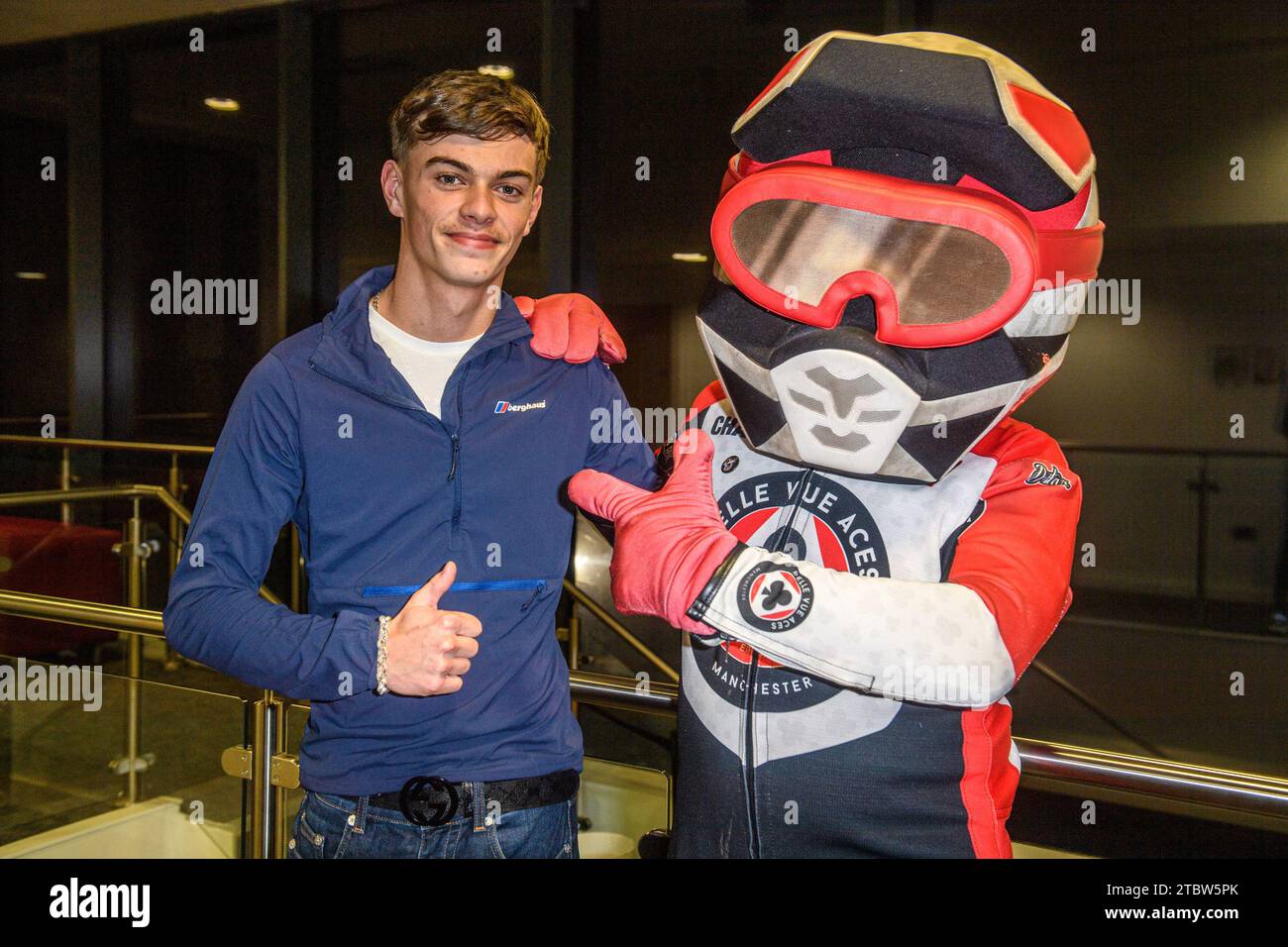 Il primo ingaggio di Belle Vue Colts per il 2024 Freddy Hodder (a sinistra) con il Team Mascot Chase the Ace durante l'annuncio del Team Cracker 2024 di Natale della Belle Vue Speedway nella Peter Craven Suite al National Speedway Stadium di Manchester venerdì 8 dicembre 2023. (Foto: Ian Charles | mi News) crediti: MI News & Sport /Alamy Live News Foto Stock