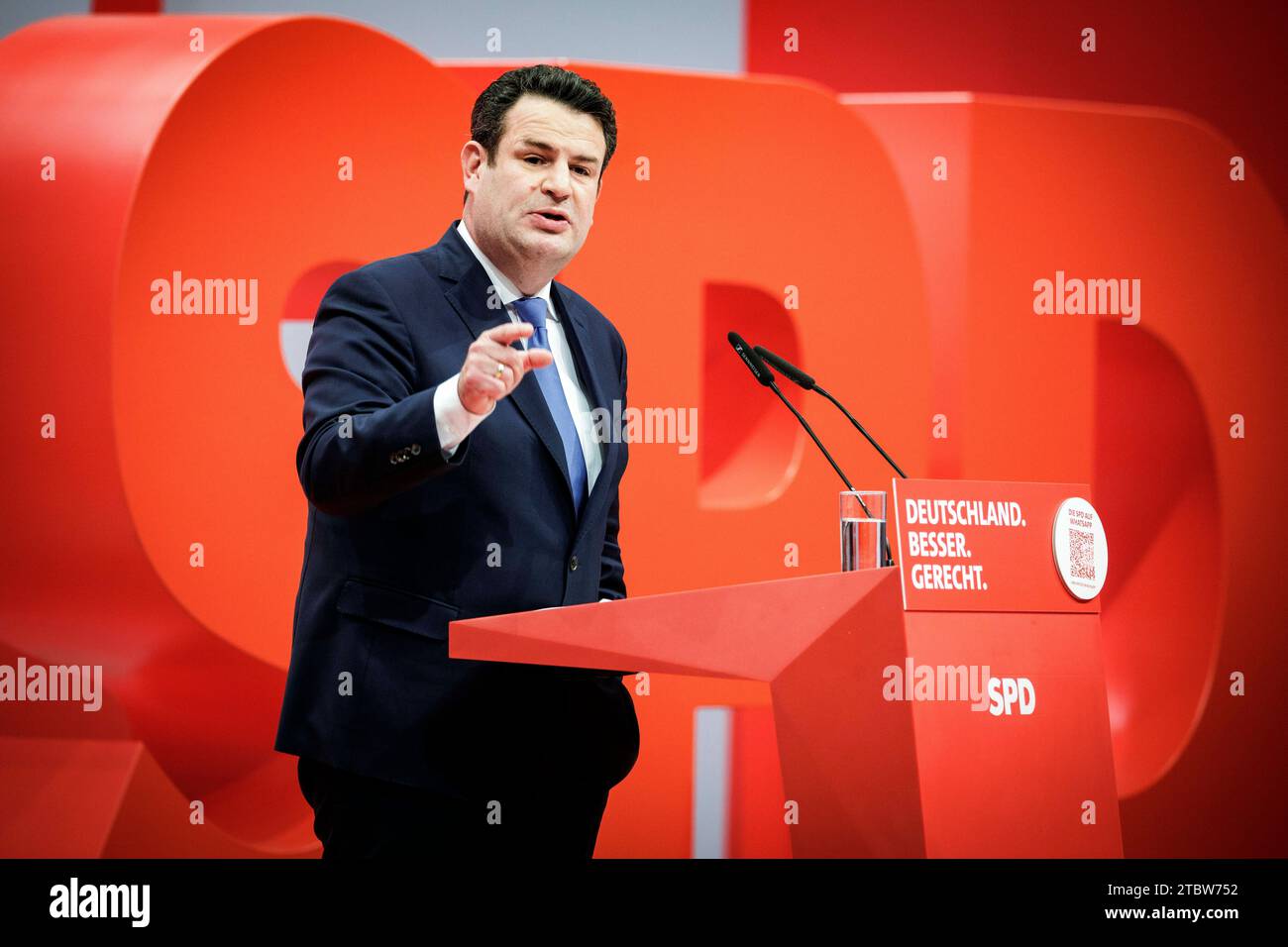 Hubertus Heil, Ministro federale del lavoro e degli affari sociali, tenuto alla conferenza federale del partito socialdemocratico tedesco (SPD) a Berlino, 8 dicembre 2023. Da venerdì a domenica, i delegati discuteranno della posizione attiva e della politica industriale, di un decennio di investimenti nel futuro e di un Patto tedesco per l'istruzione. Anche l'elezione del leader del partito è all'ordine del giorno. Foto Stock