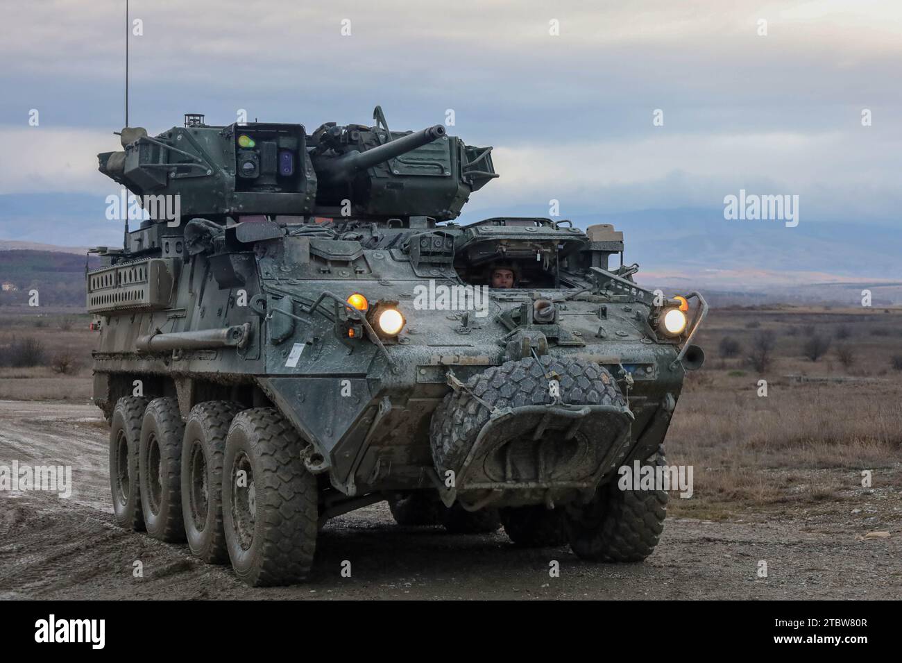 A U.S. Army Armored Personnel Vehicle, Fantry Fighting Vehicle, Stryker Maneuvers in Krivolak Training area, Repubblica di Macedonia del Nord, 7 dicembre 2023. Brave Partner è un'esercitazione di pianificazione rapida (SNAP) dell'esercito degli Stati Uniti in Europa e Africa, pianificata, diretta e guidata, che include l'addestramento dal vivo ed è progettata per dimostrare la portata operativa dell'USAREUR-AF, convalidare gli investimenti statunitensi nella Repubblica di Macedonia del Nord e aumentare la prontezza. (Foto dell'esercito degli Stati Uniti di SPC. Devin Klecan) Foto Stock