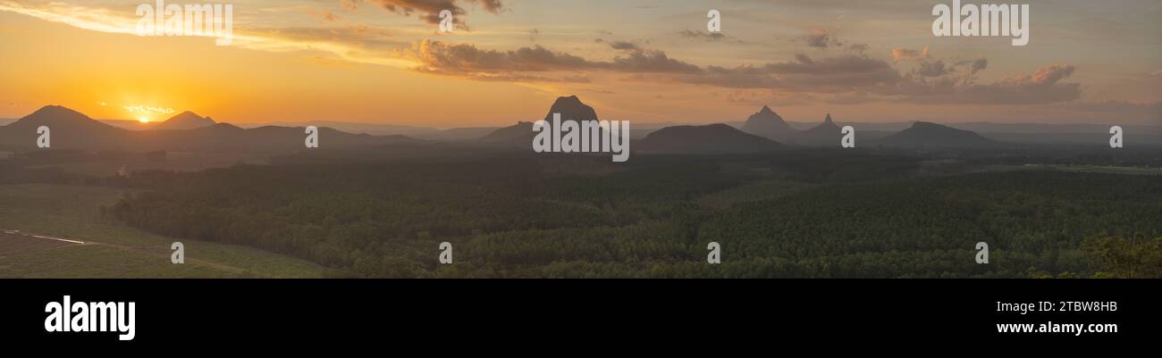 Beerburrum, Australia. 3 dicembre 2023. I turisti visitano il punto panoramico di Wildhorse per ammirare il tramonto sulle Glasshouse Mountains Foto Stock