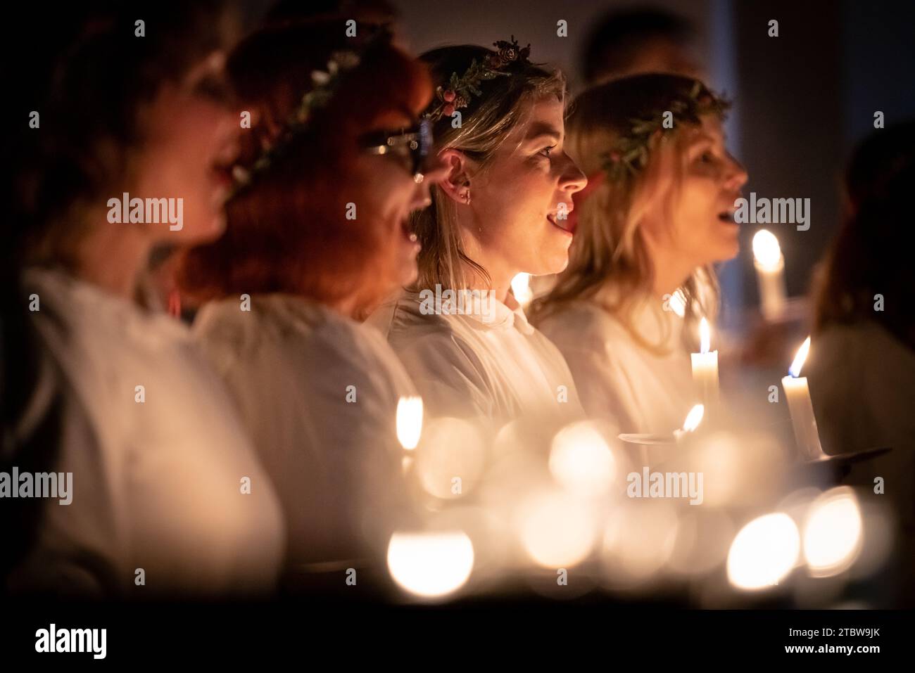 Londra, Regno Unito. 8 dicembre 2023. Celebrazioni di Sankta Lucia del Coro svedese di Norrsång East London presso la chiesa di Santa Maria a Walthamstow. La celebrazione di Sankta Lucia, basata sul coraggio e sul martirio di una giovane ragazza siciliana Santa Lucia (Lucia di Siracusa 283-304). Crediti: Guy Corbishley/Alamy Live News Foto Stock