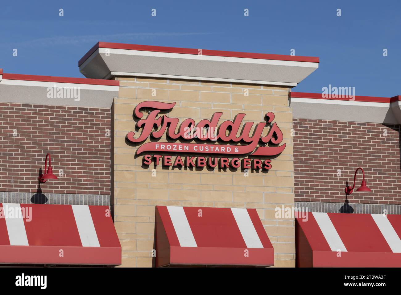 Indianapolis - 7 dicembre 2023: Ristorante Freddy's Frozen Custard and Steakburgers. Freddy's è popolare nel Midwest. Foto Stock