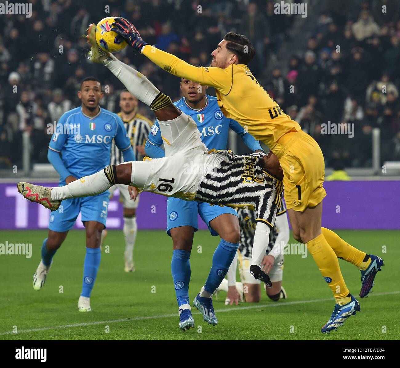 Torino, Italia. 8 dicembre 2023. Il Weston Mckennie (fronte L) della Juventus si aggira con il portiere del Napoli Alex Meret (R) durante una partita di calcio di serie A A Torino, Italia, 8 dicembre 2023. Credito: Federico Tardito/Xinhua/Alamy Live News Foto Stock