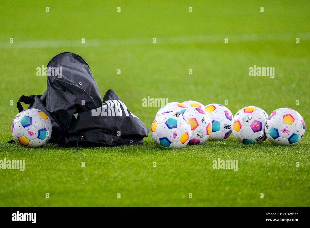 Sinsheim, Deutschland. 8 dicembre 2023. Bälle, Fußbälle der Marke Derbystar Bundesliga Brillant APS by Select liegen auf dem Rasen, offizieller Spielball, Official Match Ball, Symbolfoto, Symbolbild, Symbol, 08.12.2023, Sinsheim (Deutschland), Fussball, Bundesliga, LE NORMATIVE TSG 1899 HOFFENHEIM - VFL BOCHUM, DFB/DFL VIETANO L'USO DI FOTOGRAFIE COME SEQUENZE DI IMMAGINI E/O QUASI-VIDEO. Credito: dpa/Alamy Live News Foto Stock