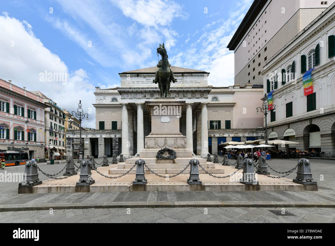 Genova - 29 luglio 2022: Teatro Carlo felice, teatro dell'opera della città italiana di Genova e statua di Giuseppe Garibaldi. Foto Stock