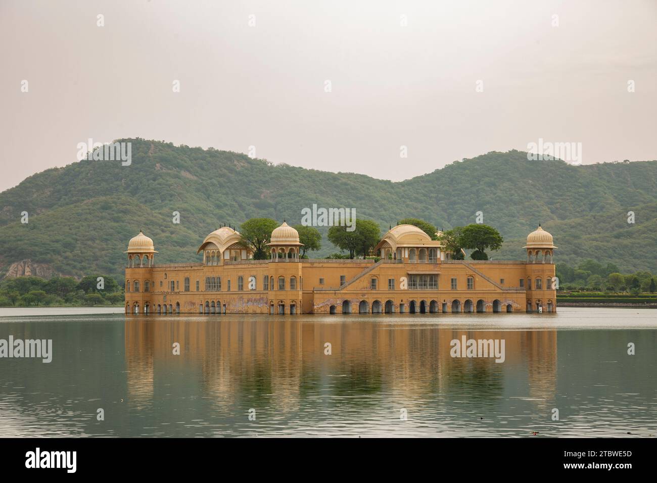JAL Mahal, il palazzo acquatico, è un palazzo nel mezzo del lago Man Sagar nella città di Jaipur, la capitale dello stato del Rajasthan, in India. Foto Stock