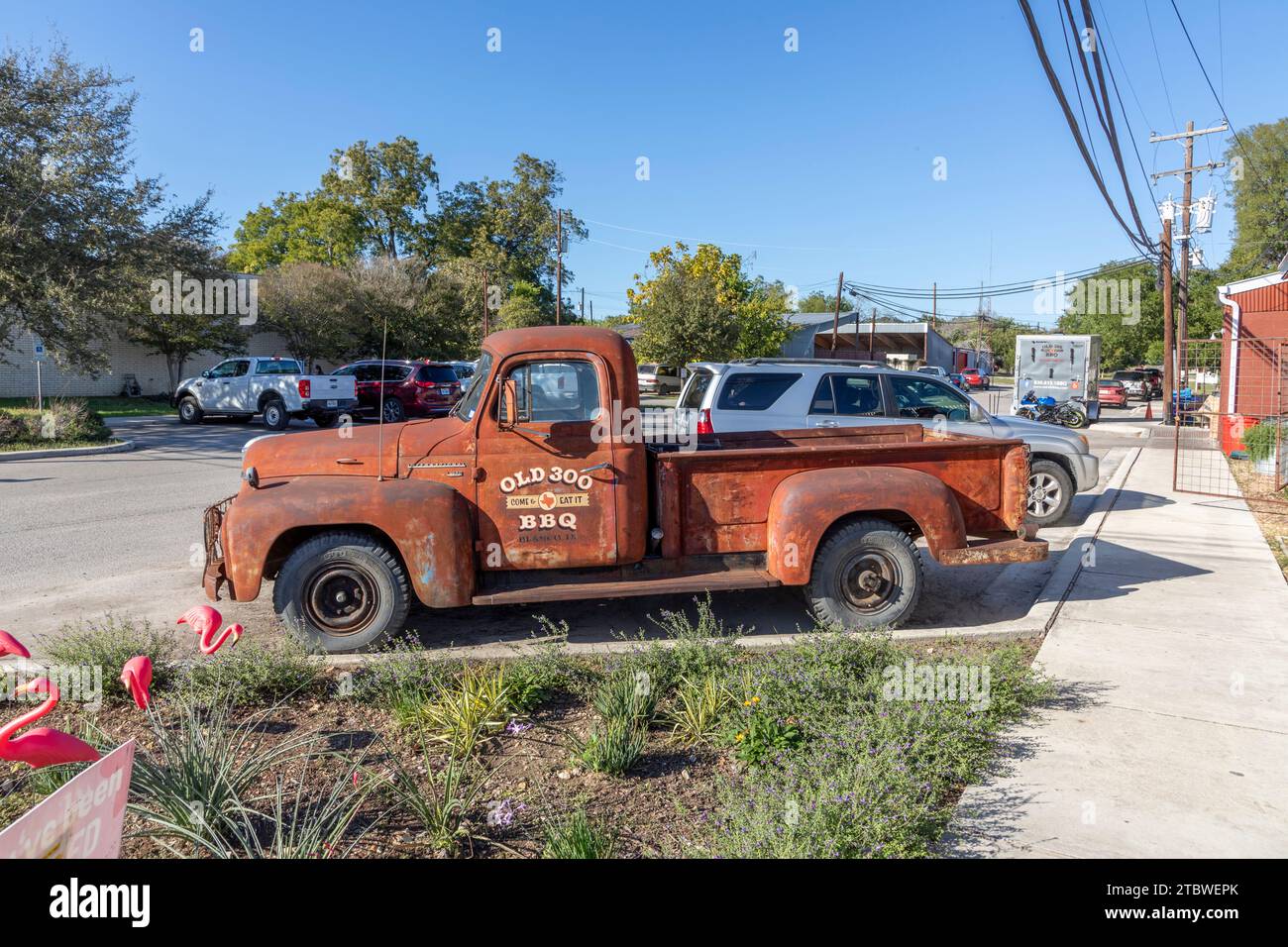 Blanco, Texas - 2 novembre 2023: Vecchia auto da collezione arrugginita in strada a Blanco, Texas. Foto Stock