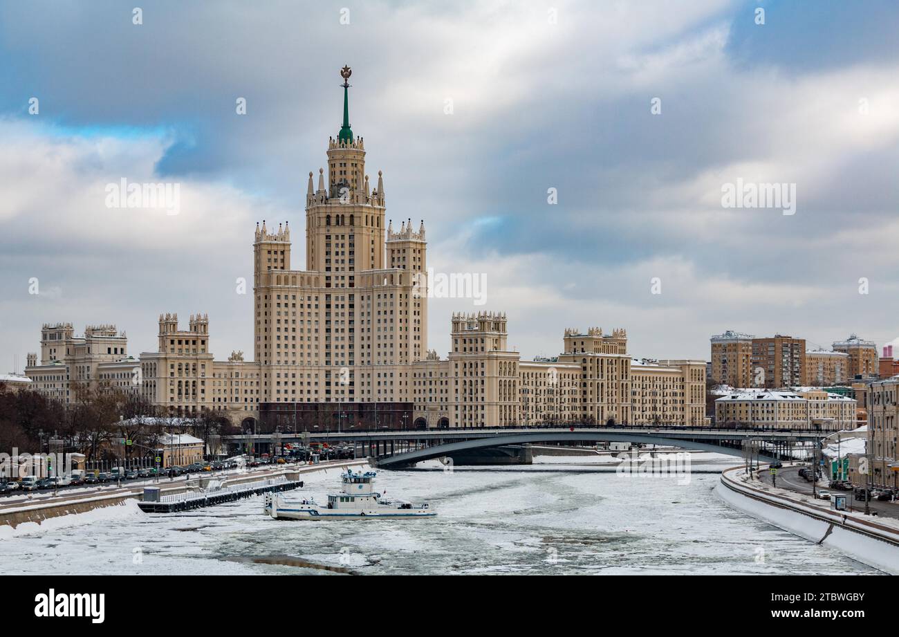 Una foto del Kotelnicheskaya Embankment Building e del fiume ghiacciato Foto Stock