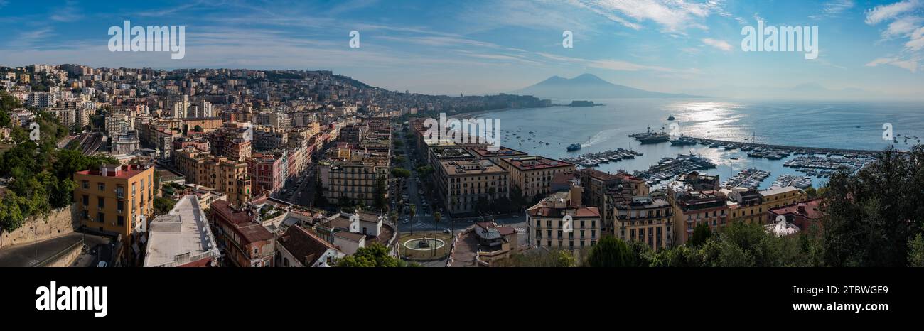 Un panorama di Napoli incentrato sul quartiere di Chiaia preso da un punto panoramico Foto Stock