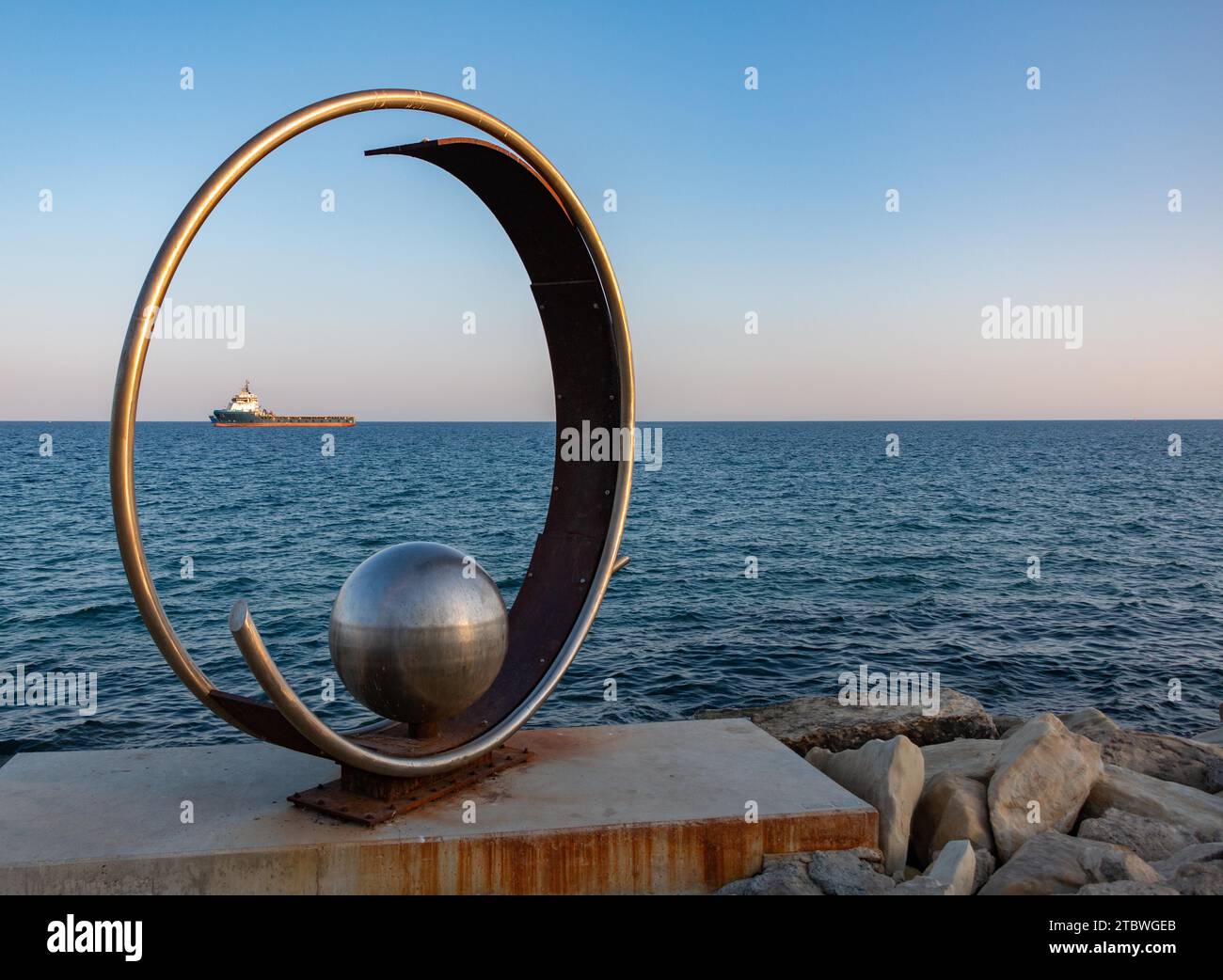 Una foto di una scultura accanto al lungomare, a Limassol Foto Stock