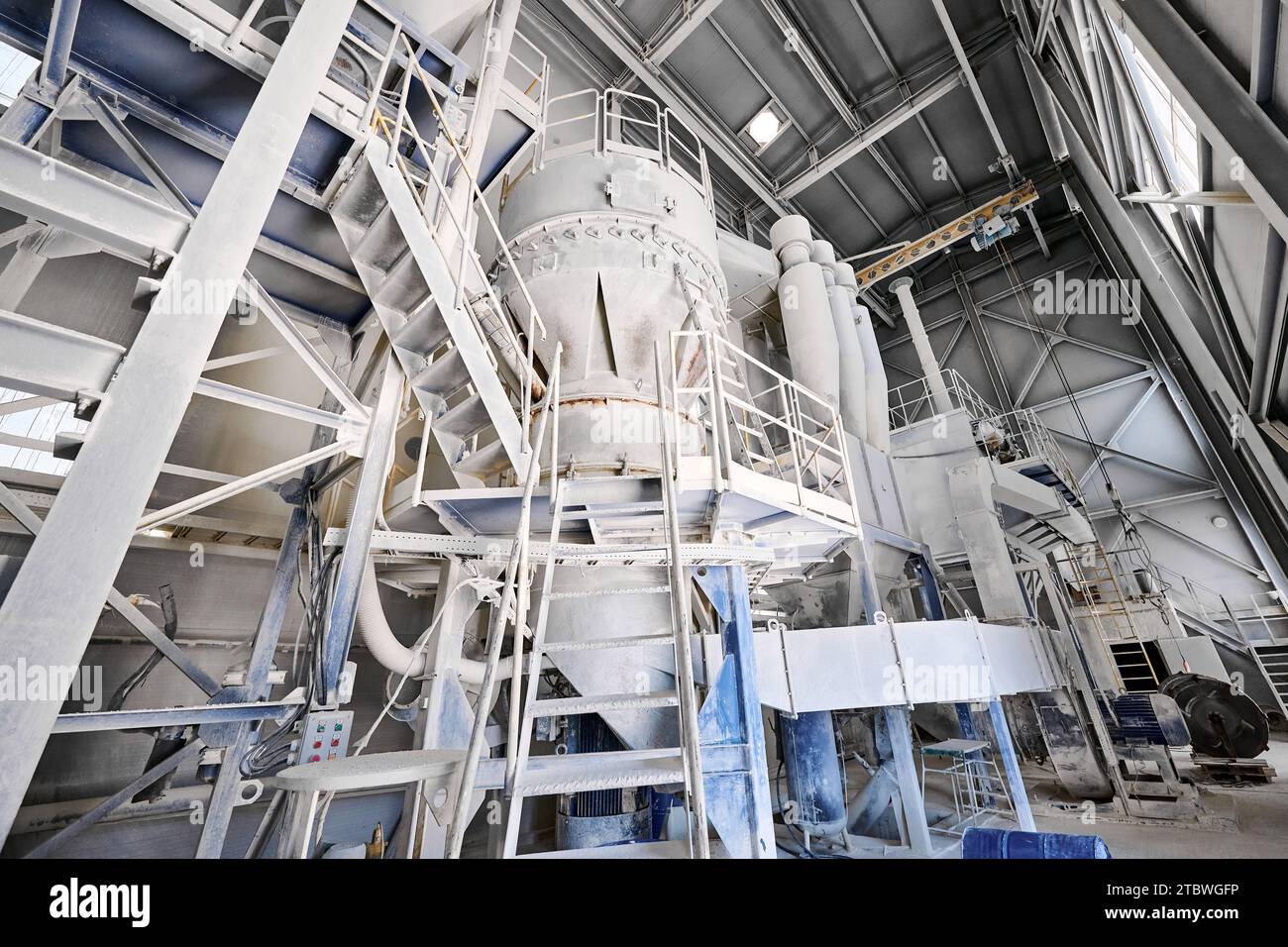 Blocchi di filtri a sacco e cicloni d'aria negli impianti industriali Foto Stock