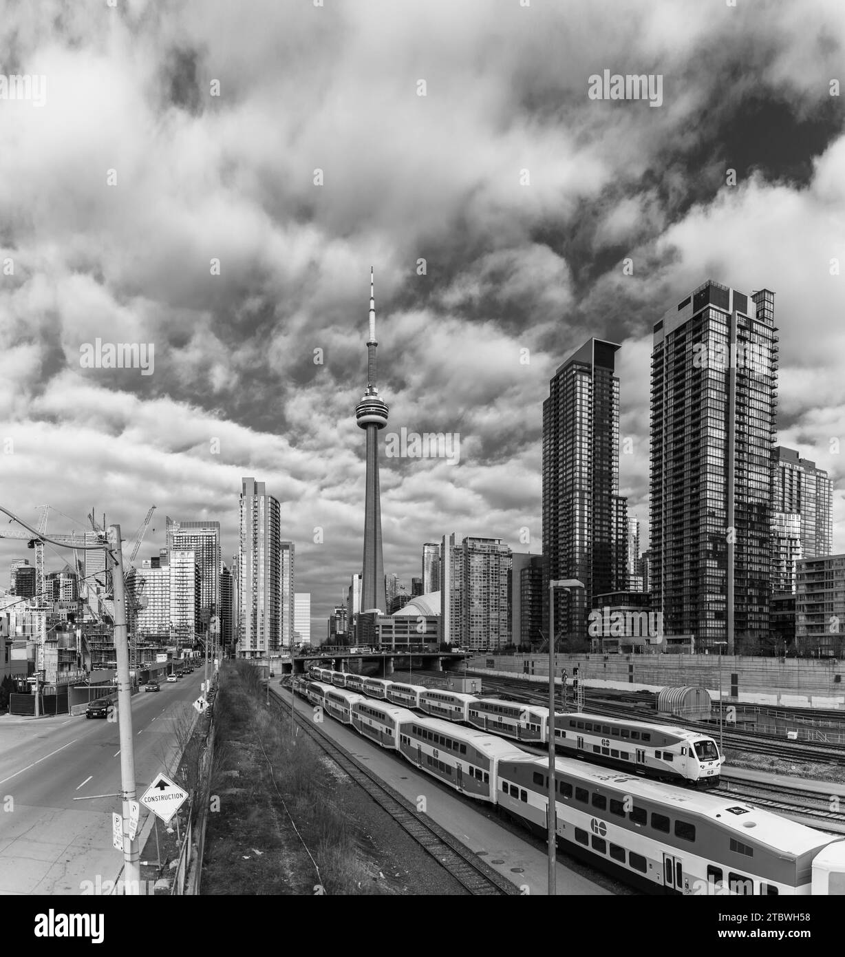 Una foto in bianco e nero della CN Tower accanto ai binari della ferrovia (Toronto) Foto Stock