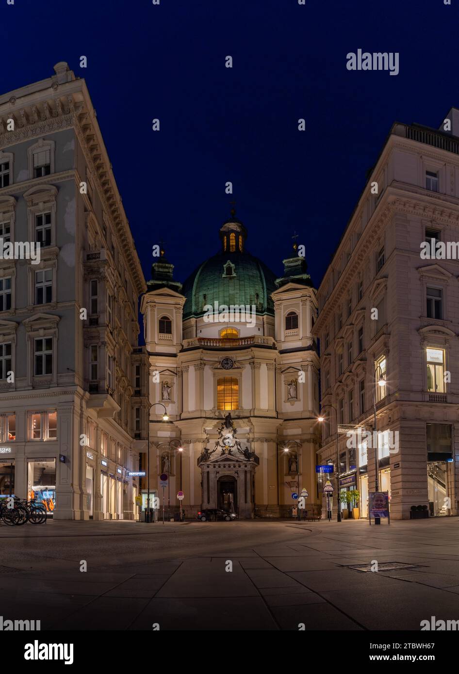 Una foto di St. Chiesa cattolica di Pietro di notte (Vienna) Foto Stock