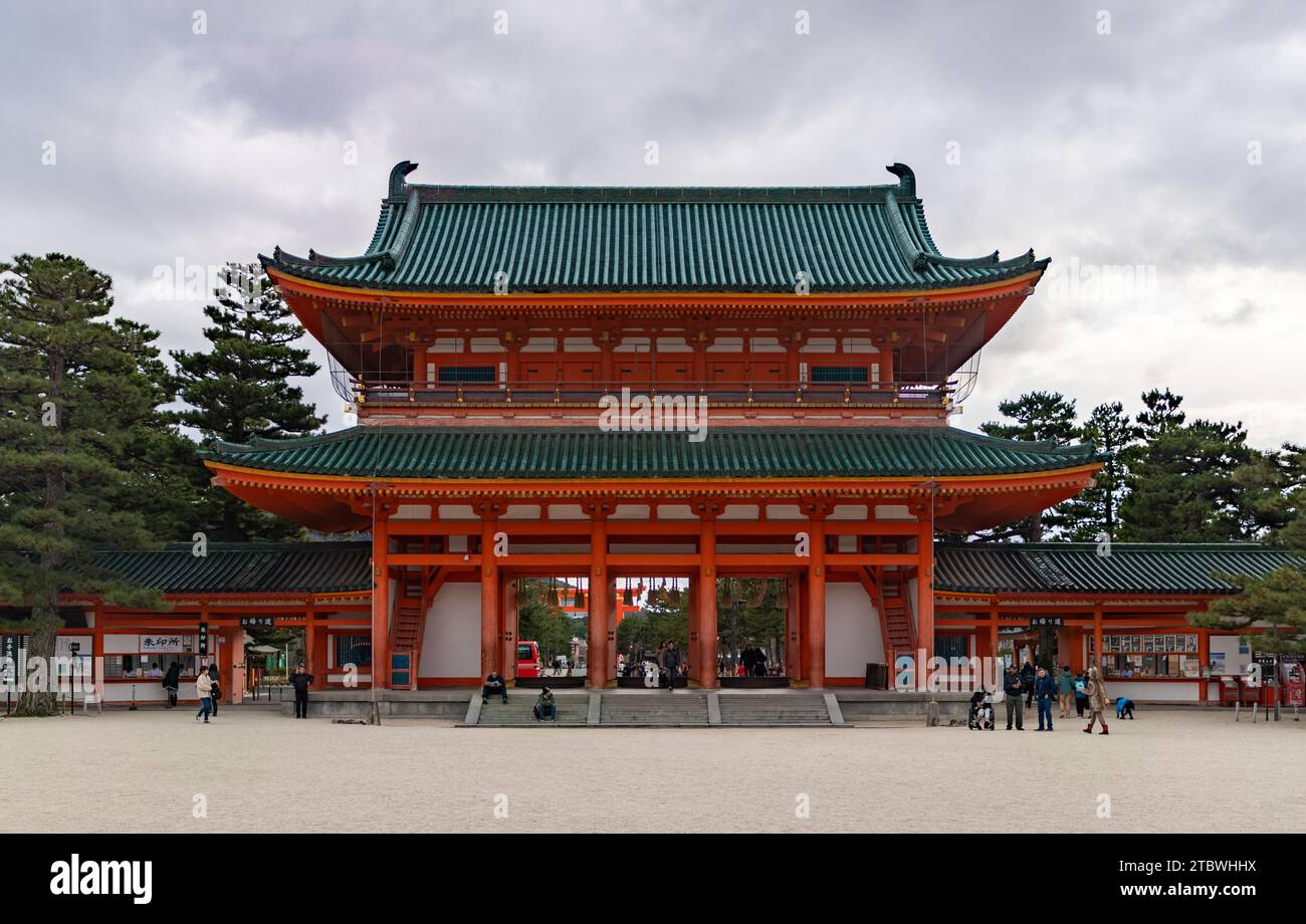 Una foto del cancello principale del Santuario Heian Foto Stock