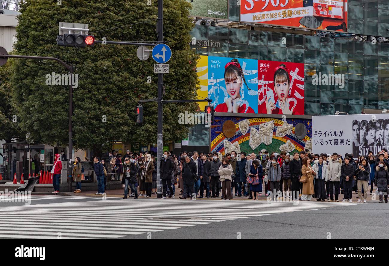 Una foto di persone che aspettano di attraversare lo Shibuya Crossing, a Tokyo Foto Stock